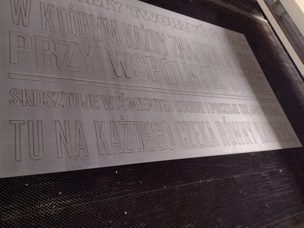 Cięcie liter - Service Plast - Cięcie laserem - Tworzywa sztuczne - www.serviceplast.pl 