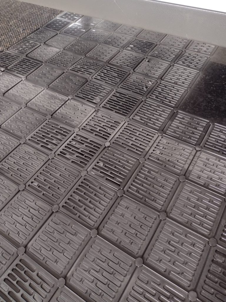 kratka do wentylacji - Service Plast - Cięcie laserem - Tworzywa sztuczne - www.serviceplast.pl 