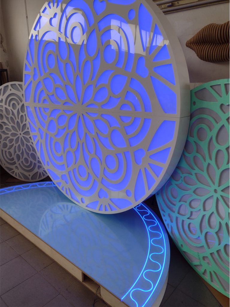 Dekoracja sceniczna  - Frezowanie CNC - www.serviceplast.pl