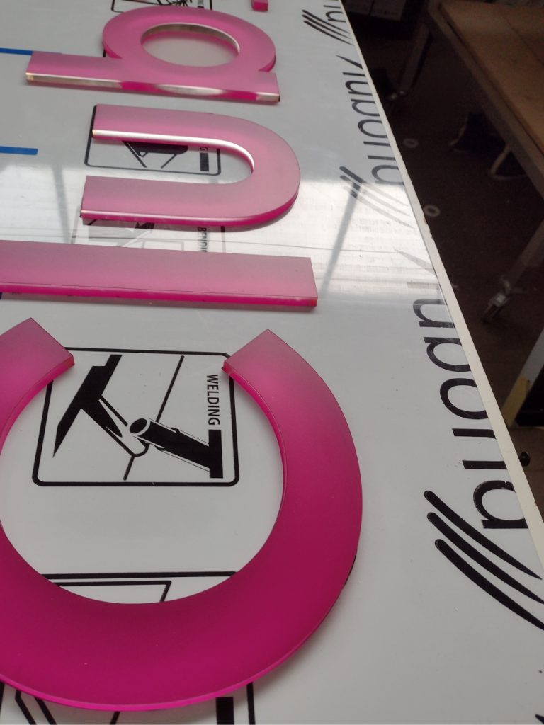 Frezowanie dibondu - Frezowanie CNC - www.serviceplast.pl