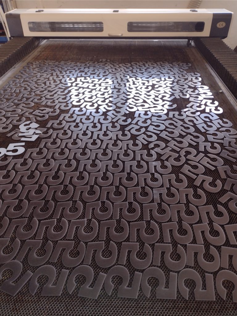 Cięcie laserem czarnej plexi 3mm - Tworzywa sztuczne - www.serviceplast.pl 