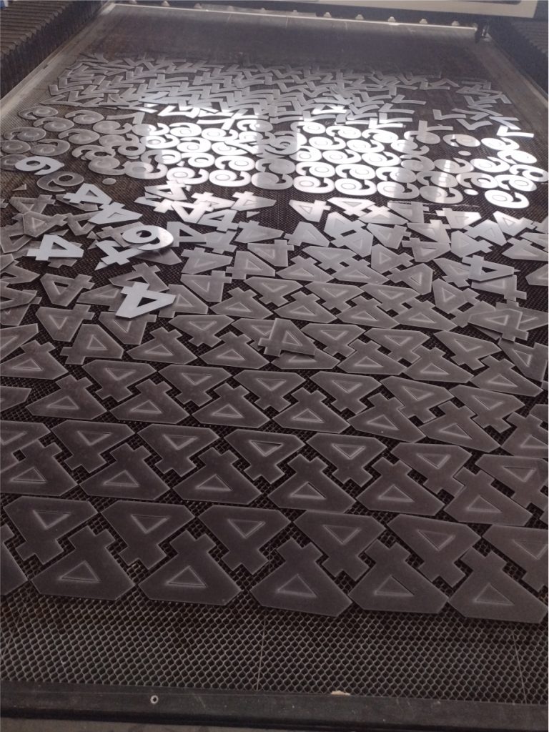 Znakowanie daszków - Service Plast - Cięcie laserem - Tworzywa sztuczne - www.serviceplast.pl 