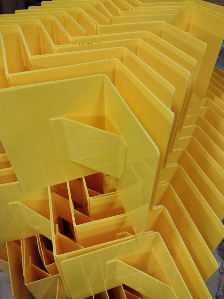 Elementy gięte z plexi - Frezowanie CNC - www.serviceplast.pl