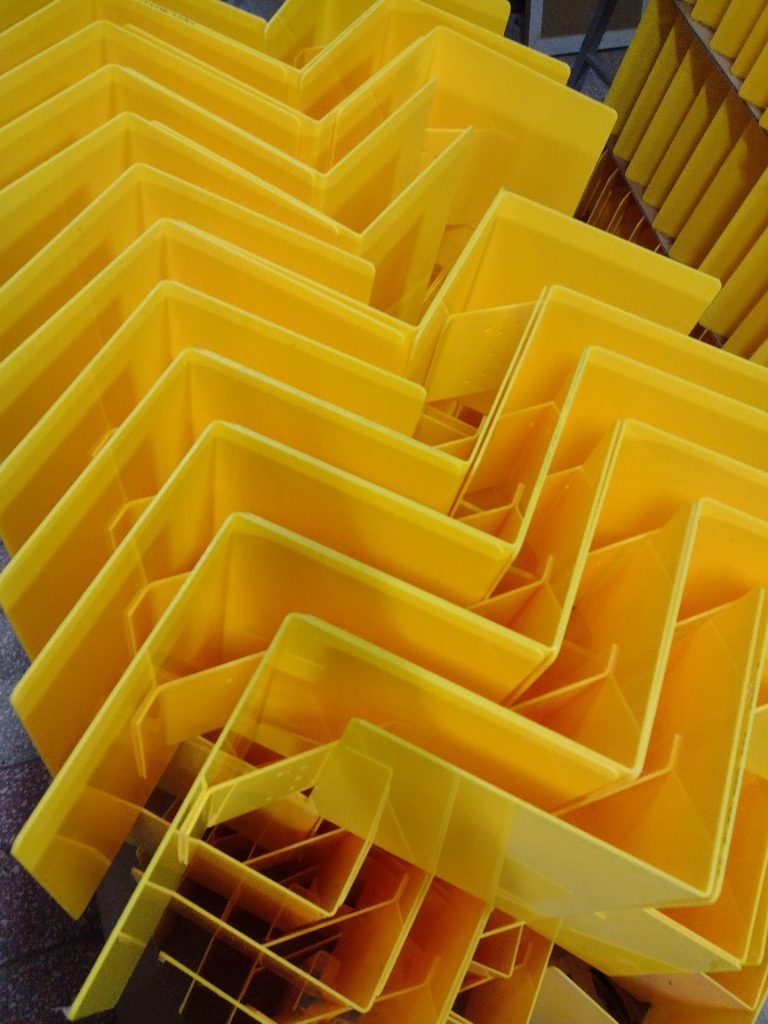 Elementy gięte z plexi - Frezowanie CNC - www.serviceplast.pl