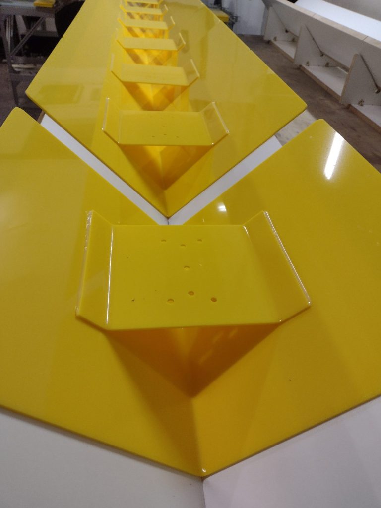 Elementy gięte z plexi - Frezowanie CNC - www.serviceplast.pl