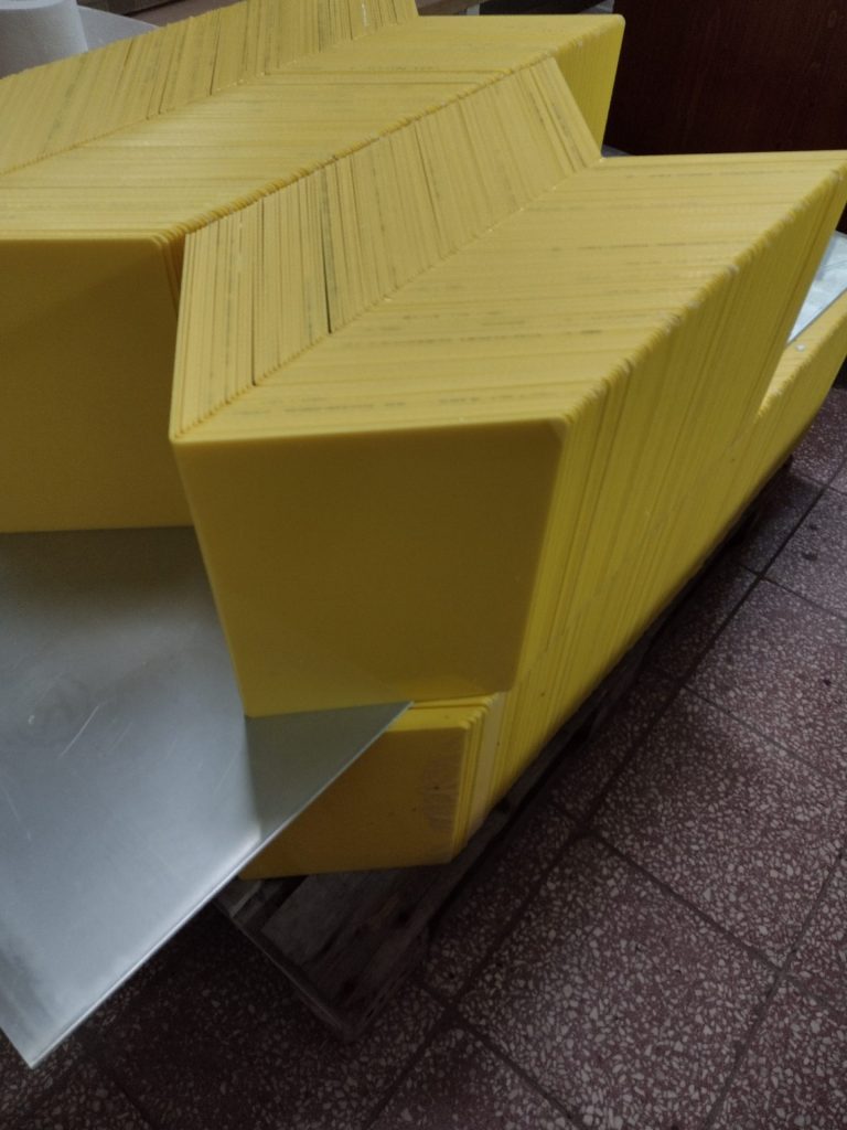 Elementy gięte z plexi - Frezowanie CNC - www.serviceplast.pl