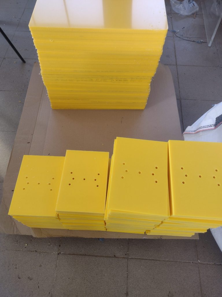 Elementy gięte z plexi - Frezowanie CNC - www.serviceplast.pl