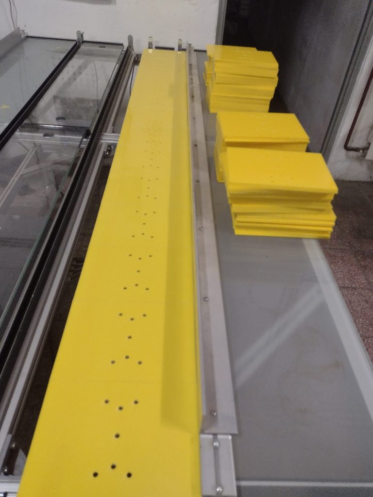 Elementy gięte z plexi - Frezowanie CNC - www.serviceplast.pl