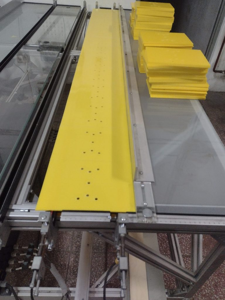 Elementy gięte z plexi - Frezowanie CNC - www.serviceplast.pl