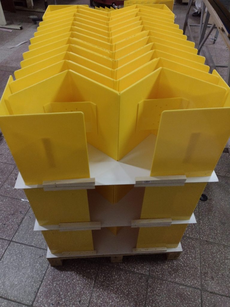 Elementy gięte z plexi - Frezowanie CNC - www.serviceplast.pl