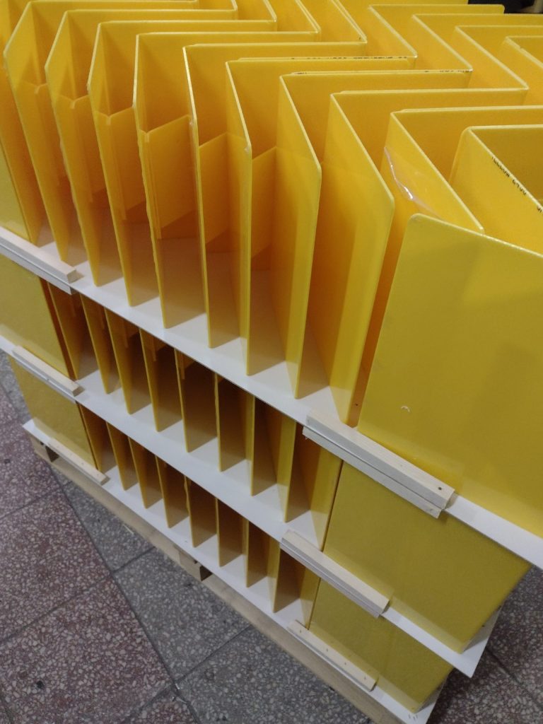 Elementy gięte z plexi - Frezowanie CNC - www.serviceplast.pl