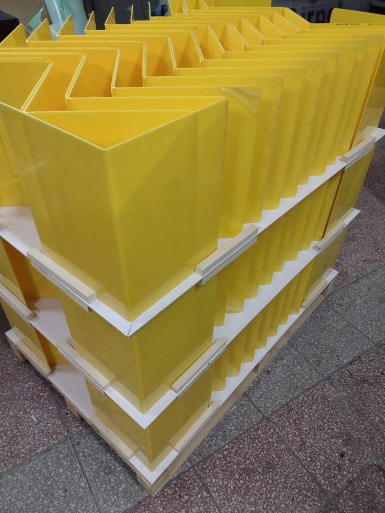 Elementy gięte z plexi - Frezowanie CNC - www.serviceplast.pl