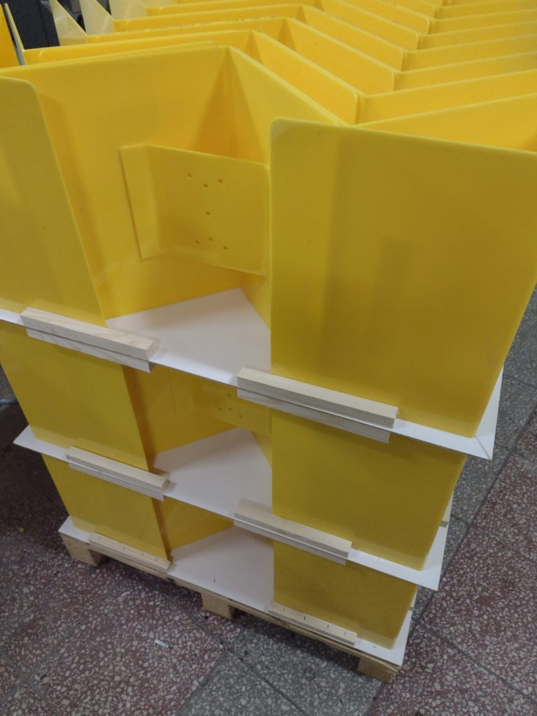 Elementy gięte z plexi - Frezowanie CNC - www.serviceplast.pl