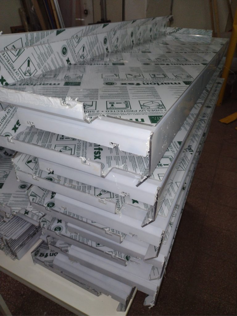 Elementy gięte z poliwęglanu litego - Frezowanie CNC - www.serviceplast.pl