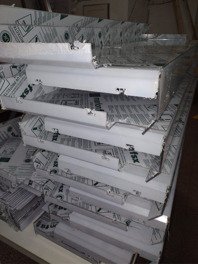 Elementy gięte z poliwęglanu litego - Frezowanie CNC - www.serviceplast.pl