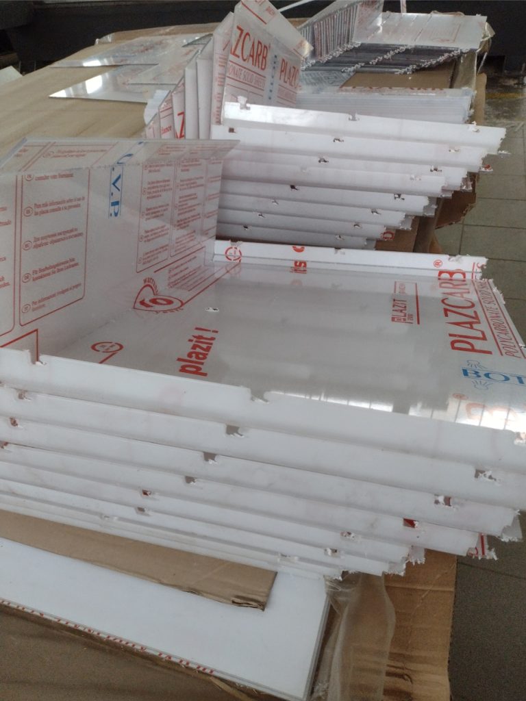 Elementy gięte z poliwęglanu litego - Frezowanie CNC - www.serviceplast.pl