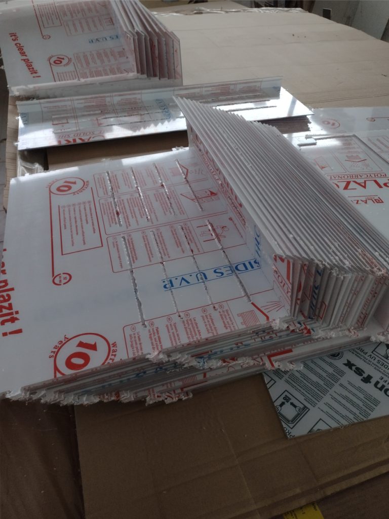 Elementy gięte z poliwęglanu litego - Frezowanie CNC - www.serviceplast.pl