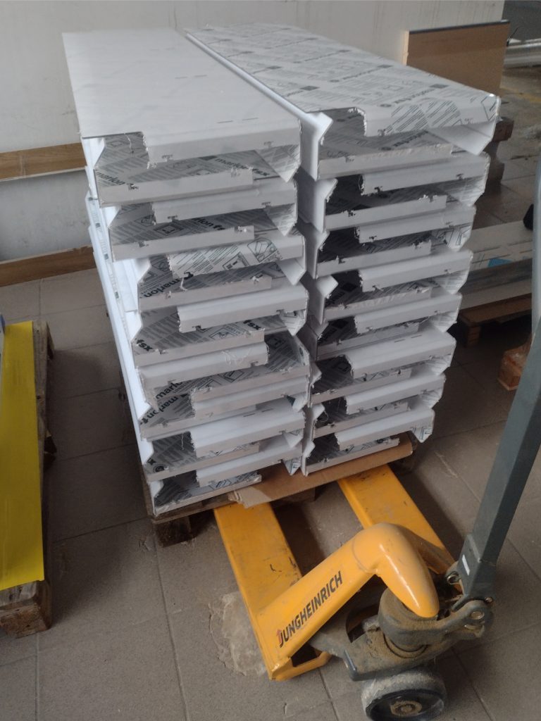 Elementy gięte z poliwęglanu litego - Frezowanie CNC - www.serviceplast.pl