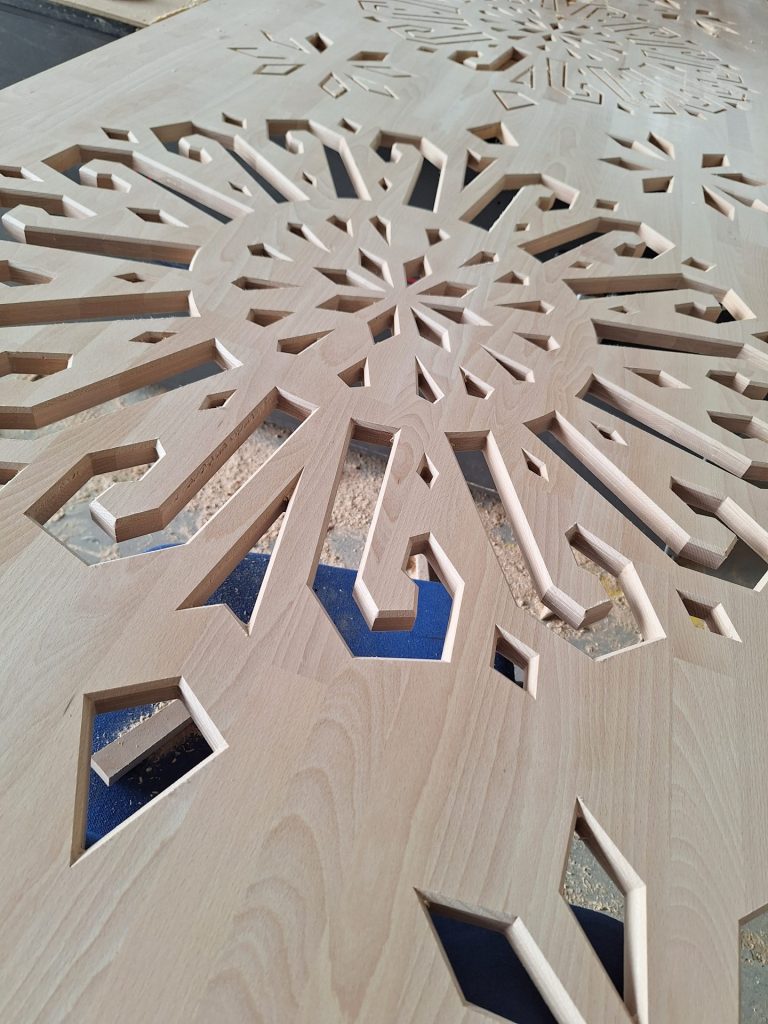 Decorative wooden panel with a&nbsp;folk motif -&nbsp;CNC milling -&nbsp;www.serviceplast.pl