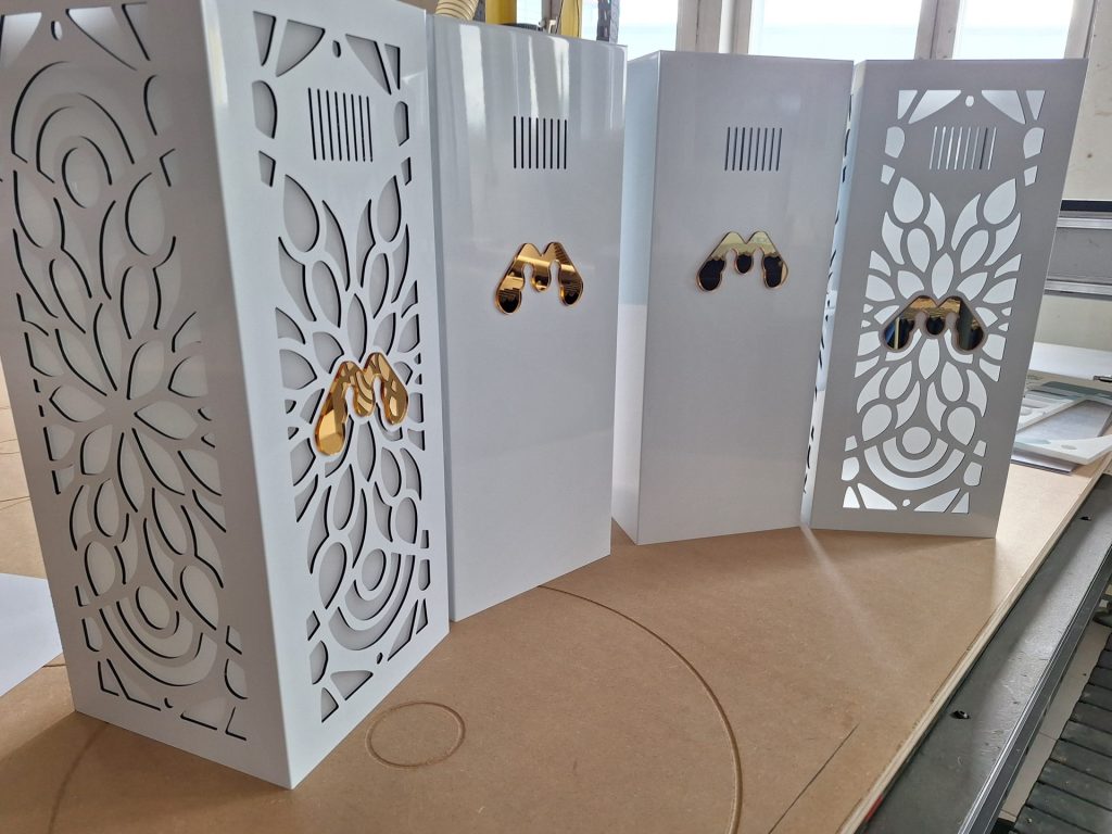 Decorative casing made of white dibond -&nbsp;CNC milling -&nbsp;www.serviceplast.pl