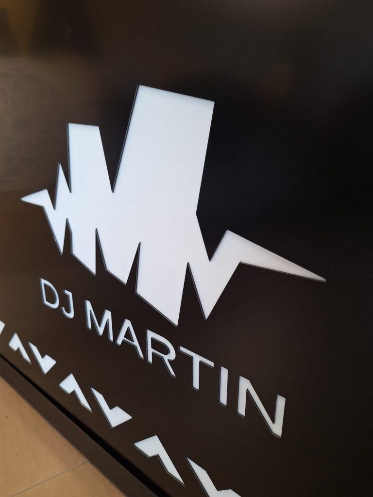 DJ with logo -&nbsp;CNC milling -&nbsp;www.serviceplast.com