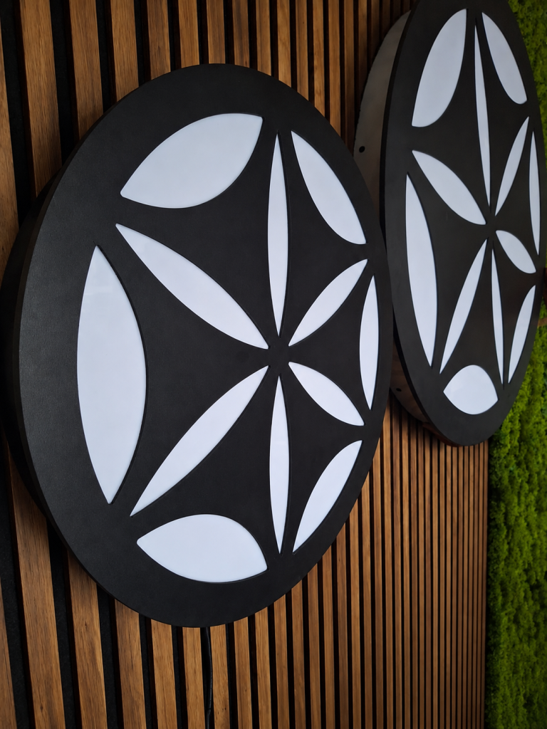Highlander-style rosette lamp, flush-mount light with a&nbsp;folk motif &ndash; CNC milling &ndash; www.serviceplast.com