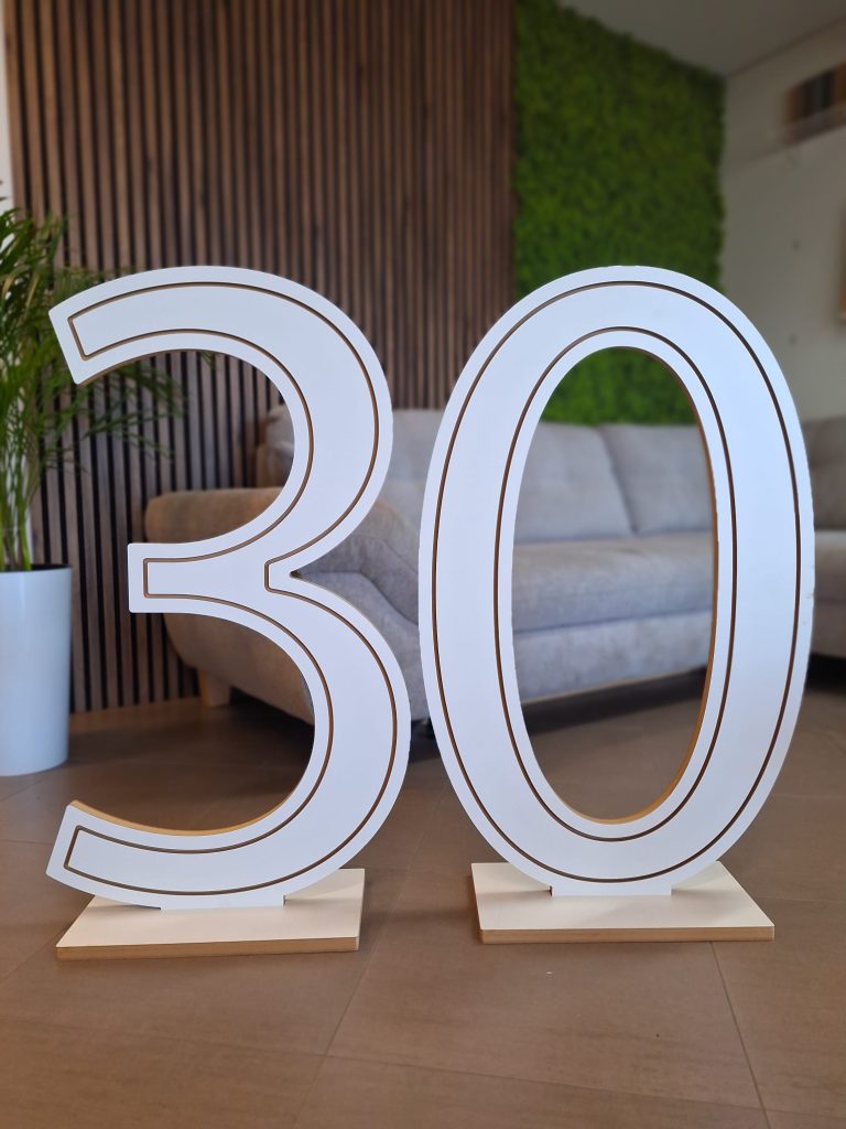 Freestanding digit, decorative digit with LED cutout &ndash; CNC milling &ndash; www.serviceplast.com