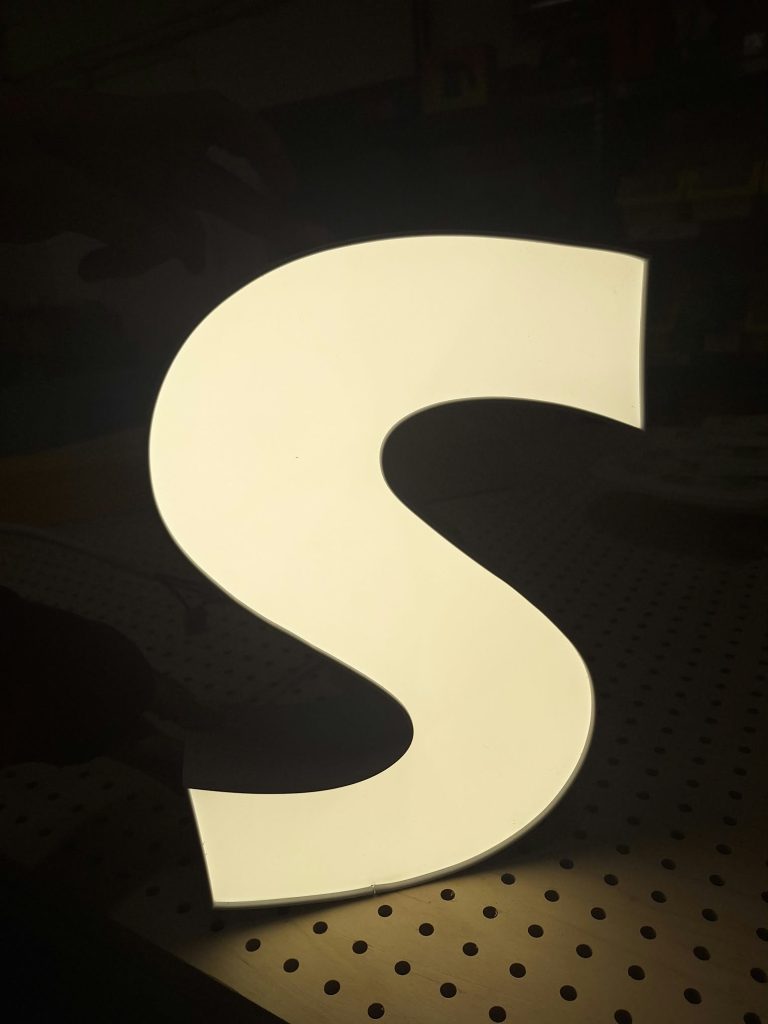 Litera przestrzenna, reklama 3D, litery 3D -&nbsp;serviceplast.pl